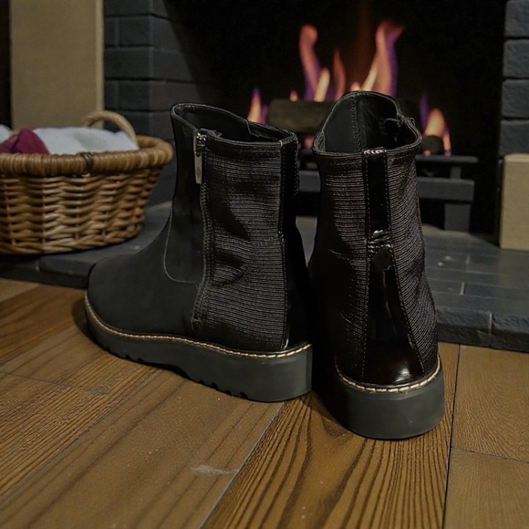 Donald J. Pilner Women’s Black Suede Leather Comfort Lug Boots Side Zip. - Picture 6 of 9